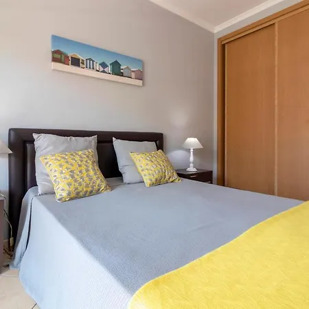 2 Bedroom Located Near The Beach Apartment *