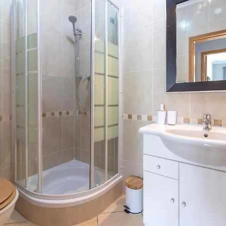 2 Bedroom Located Near The Beach *